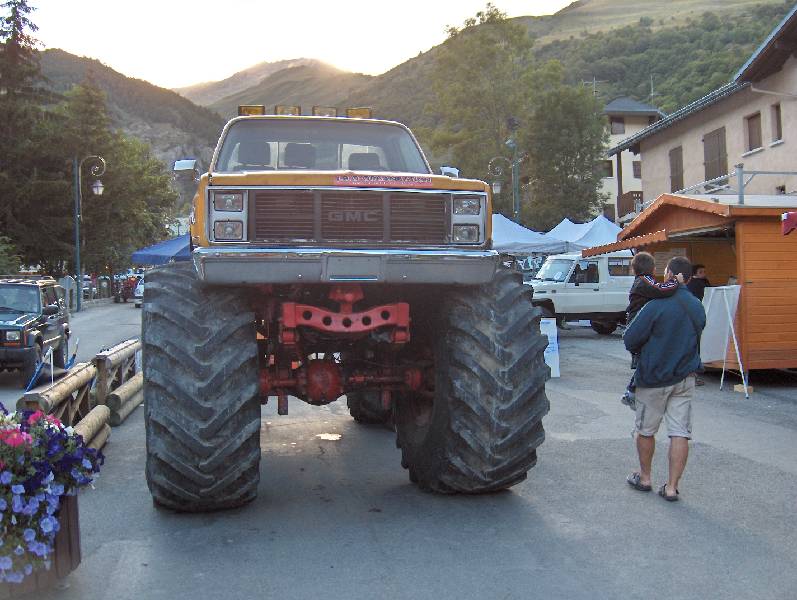 2 Exposition des super 4x4.JPG